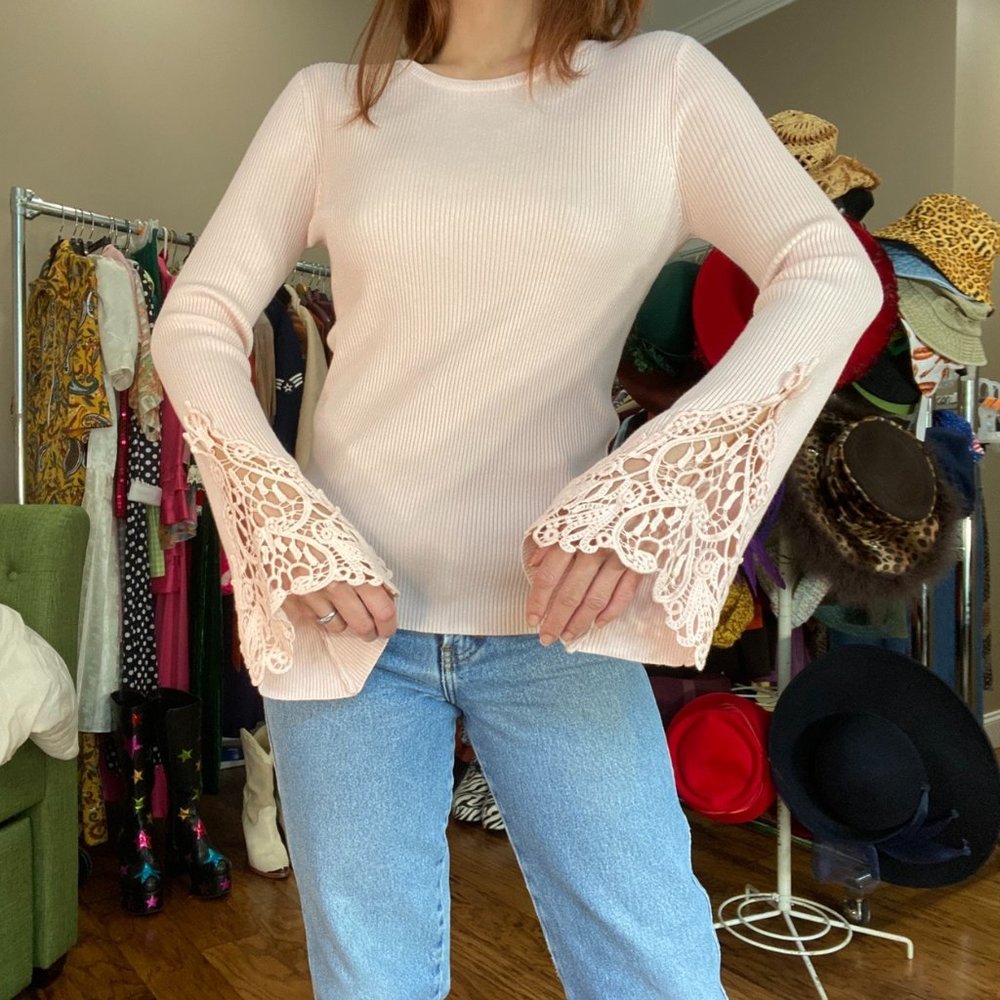 RIBBED PALE PINK BELL CROCHET SLEEVES TOP